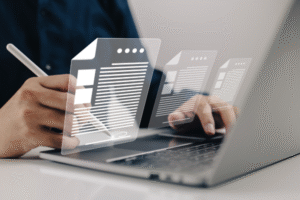 Laptop auf Schreibtisch mit geöffnetem Blogartikel – digitales Arbeiten mit FaxSuite