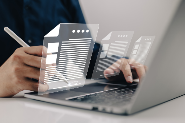 Laptop auf Schreibtisch mit geöffnetem Blogartikel – digitales Arbeiten mit FaxSuite
