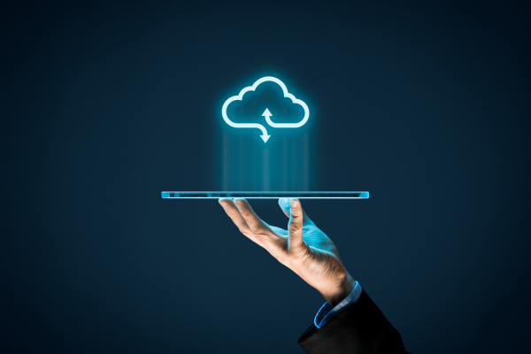 Illustration einer digitalen Cloud mit Verbindungslinien – Symbol für moderne Cloud-Infrastruktur